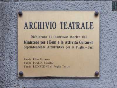 Ma come detto l�Eccezione � anche un �museo� che ripercorre la storia del teatro pugliese degli ultimi sessant�anni. Una targa posta all�entrata recita infatti che qui � presente un archivio dichiarato di interesse storico dal ministero per i Beni Culturali